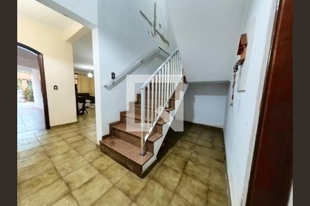 Casa à venda com 302m², 5 quartos e 4 vagas Casa à venda com 302m², 5 quartos e 4 vagasCorredor