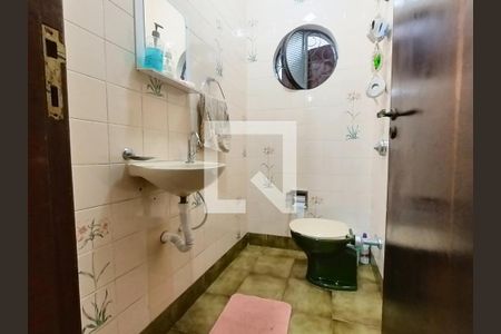 Casa à venda com 302m², 5 quartos e 4 vagas Casa à venda com 302m², 5 quartos e 4 vagasBanheiro Social