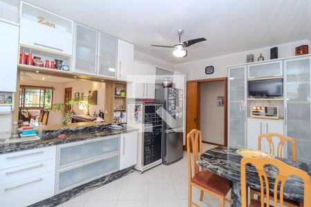 Casa para alugar com 500m², 5 quartos e 8 vagasCozinha