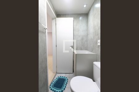 Banheiro  de apartamento para alugar com 2 quartos, 46m² em Vila Carmosina, São Paulo