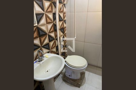 Banheiro de kitnet/studio para alugar com 1 quarto, 30m² em Taquara, Rio de Janeiro