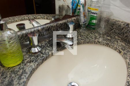 Casa à venda com 180m², 2 quartos e 2 vagasBanheiro 2 (suíte)