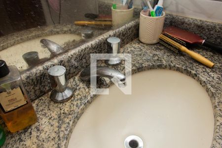 Casa à venda com 180m², 2 quartos e 2 vagasBanheiro 1 (suíte) - detalhe