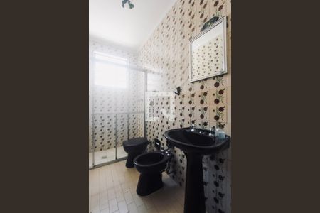 Banheiro de apartamento para alugar com 2 quartos, 39m² em Passo da Areia, Porto Alegre
