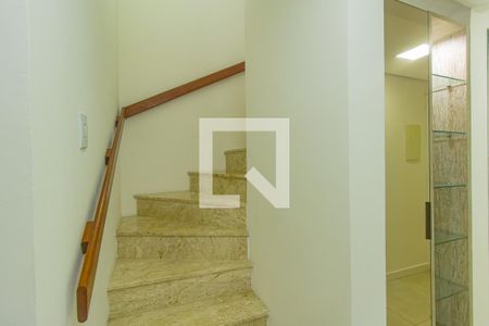 Escada de acesso aos dormitórios de casa de condomínio à venda com 3 quartos, 144m² em Marechal Rondon, Canoas