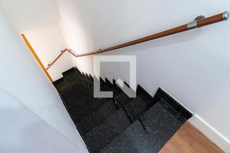 Casa de condomínio à venda com 68m², 2 quartos e 2 vagasEscada