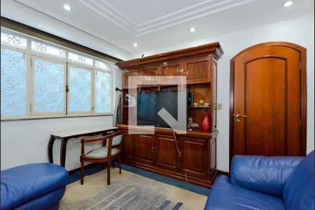 Casa à venda com 732m², 3 quartos e 6 vagas Casa à venda com 732m², 3 quartos e 6 vagasSala de TV