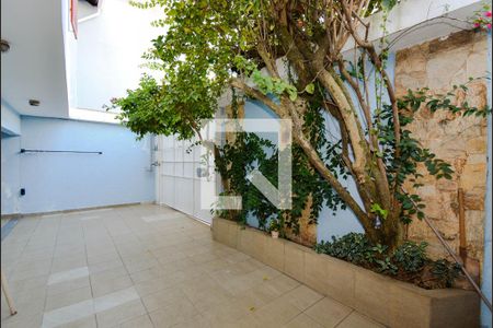 Casa à venda com 732m², 3 quartos e 6 vagas Casa à venda com 732m², 3 quartos e 6 vagasGaragem - Fundos