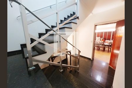 Escadas de casa para alugar com 5 quartos, 285m² em Vila Albertina, São Paulo