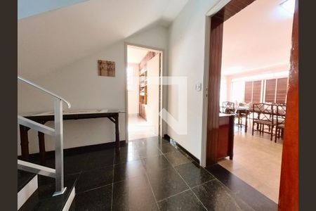 Escadas de casa para alugar com 5 quartos, 285m² em Vila Albertina, São Paulo