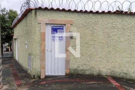 Casa à venda com 150m², 3 quartos e 2 vagas Casa à venda com 150m², 3 quartos e 2 vagasFachada