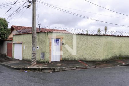 Casa à venda com 150m², 3 quartos e 2 vagas Casa à venda com 150m², 3 quartos e 2 vagasFachada