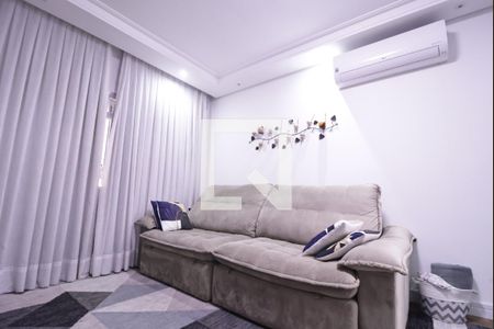 Sala de casa à venda com 3 quartos, 133m² em Parque Maria Domitila, São Paulo