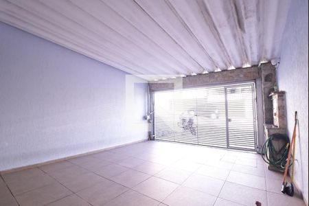 Garagem de casa à venda com 3 quartos, 133m² em Parque Maria Domitila, São Paulo