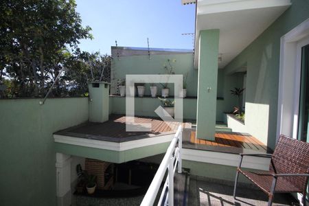 Casa à venda com 351m², 3 quartos e 5 vagas Casa à venda com 351m², 3 quartos e 5 vagasVaranda