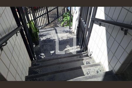 Apartamento para alugar com 90m², 2 quartos e 1 vagaEscada