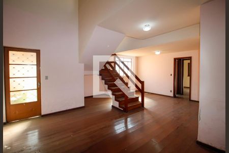 Casa à venda com 323m², 4 quartos e 4 vagasSala