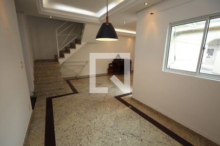 Sala  de casa de condomínio à venda com 3 quartos, 136m² em Vila Scarpelli, Santo André