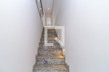 Escada de casa à venda com 3 quartos, 135m² em Vila Ivg, São Paulo