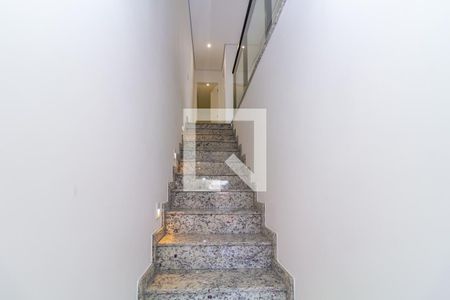 Escada de casa à venda com 3 quartos, 135m² em Vila Ivg, São Paulo
