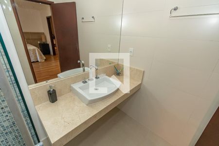 Casa de condomínio à venda com 219m², 3 quartos e 4 vagasDetalhe Banheiro da Suíte