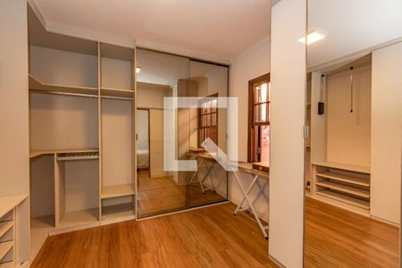 Casa de condomínio à venda com 219m², 3 quartos e 4 vagasCloset da suíte