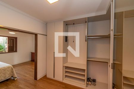 Casa de condomínio à venda com 219m², 3 quartos e 4 vagasCloset da suíte