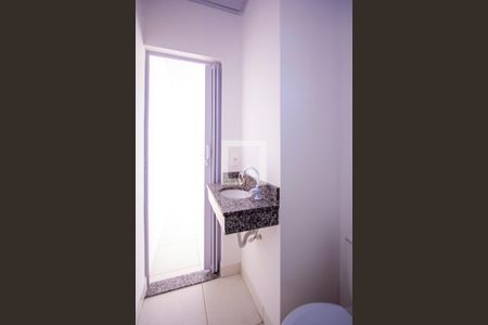 Banheiro de kitnet/studio para alugar com 1 quarto, 27m² em Matapaca, Niterói