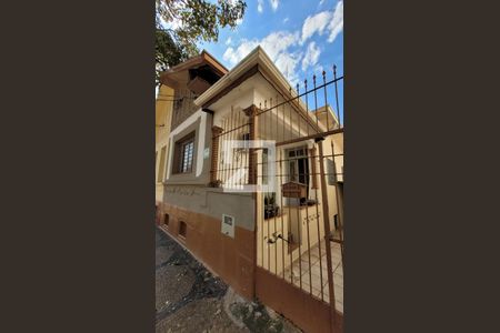 Casa à venda com 170m², 5 quartos e 2 vagas Casa à venda com 170m², 5 quartos e 2 vagasFachada