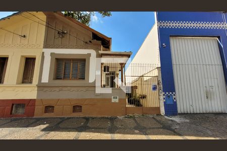 Casa à venda com 170m², 5 quartos e 2 vagas Casa à venda com 170m², 5 quartos e 2 vagasFachada