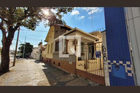 Casa à venda com 170m², 5 quartos e 2 vagas Casa à venda com 170m², 5 quartos e 2 vagasFachada