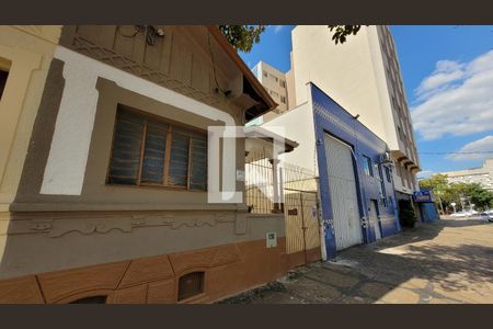 Casa à venda com 170m², 5 quartos e 2 vagas Casa à venda com 170m², 5 quartos e 2 vagasFachada