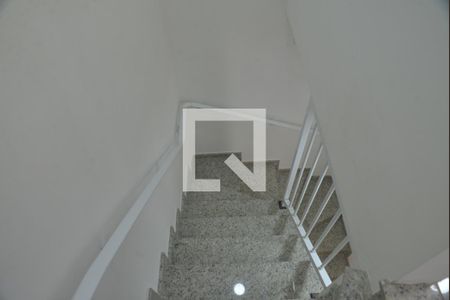 Casa para alugar com 80m², 2 quartos e 2 vagasEscada