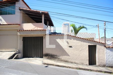 Casa à venda com 180m², 3 quartos e 4 vagasFachada