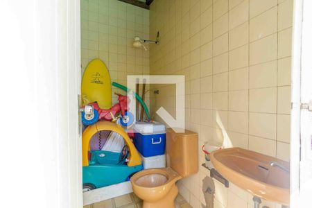 Casa de condomínio para alugar com 400m², 4 quartos e 2 vagas Casa de condomínio para alugar com 400m², 4 quartos e 2 vagasBanheiro do Quintal
