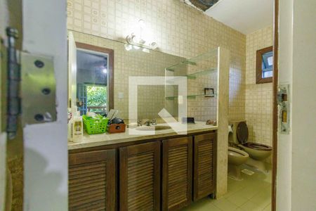 Casa de condomínio para alugar com 400m², 4 quartos e 2 vagas Casa de condomínio para alugar com 400m², 4 quartos e 2 vagasBanheiro da Suíte 1