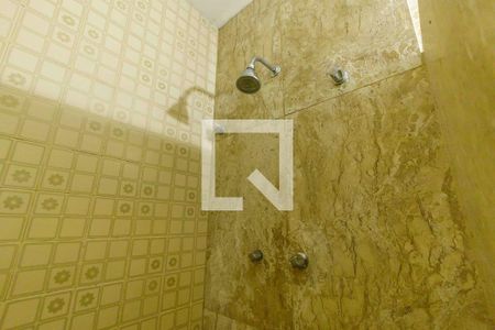 Casa de condomínio para alugar com 400m², 4 quartos e 2 vagas Casa de condomínio para alugar com 400m², 4 quartos e 2 vagasBanheiro da Suíte 1