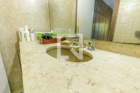 Casa de condomínio para alugar com 400m², 4 quartos e 2 vagas Casa de condomínio para alugar com 400m², 4 quartos e 2 vagasBanheiro da Suíte 1