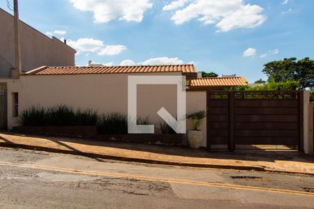 Casa à venda com 180m², 2 quartos e 4 vagas Casa à venda com 180m², 2 quartos e 4 vagasFACHADA