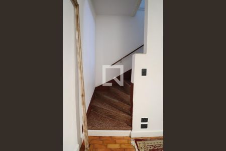 Escada de casa para alugar com 3 quartos, 145m² em Pinheiros, São Paulo