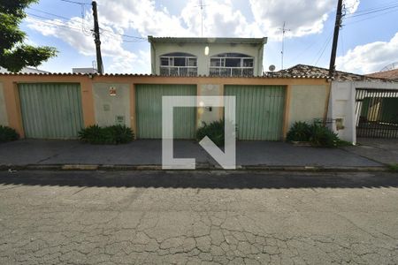 Casa à venda com 300m², 4 quartos e 4 vagasFachada