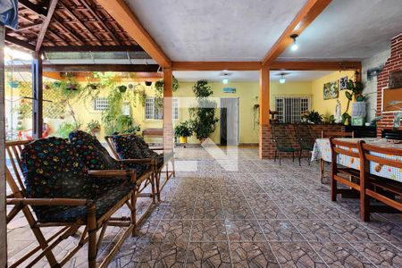 Casa à venda com 338m², 3 quartos e 5 vagas Casa à venda com 338m², 3 quartos e 5 vagasVaranda