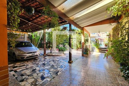 Casa à venda com 338m², 3 quartos e 5 vagas Casa à venda com 338m², 3 quartos e 5 vagasVaranda