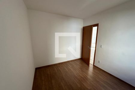 Dormitório 01 de apartamento para alugar com 2 quartos, 43m² em L-9, Ribeirão Preto