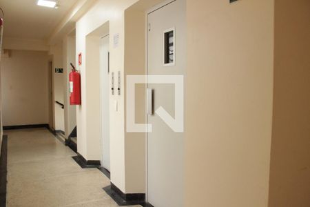 Apartamento para alugar com 70m², 2 quartos e sem vagaElevadores - Social e Serviço