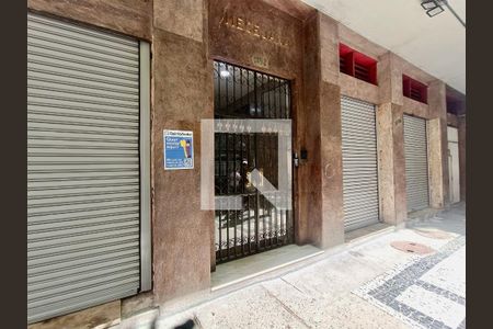 Apartamento à venda com 98m², 3 quartos e sem vaga Apartamento à venda com 98m², 3 quartos e sem vagaFachada com cartaz QA