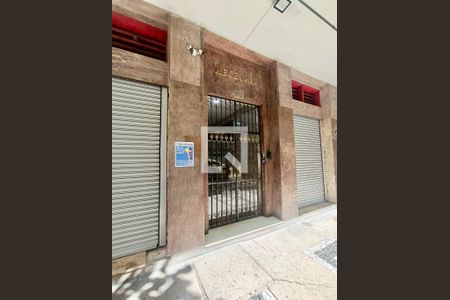 Apartamento à venda com 98m², 3 quartos e sem vaga Apartamento à venda com 98m², 3 quartos e sem vagaFachada com cartaz QA