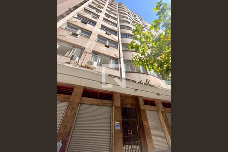 Apartamento à venda com 98m², 3 quartos e sem vaga Apartamento à venda com 98m², 3 quartos e sem vagaFachada com cartaz QA