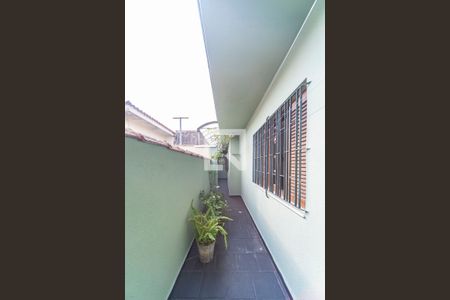 Casa à venda com 138m², 3 quartos e 2 vagas Casa à venda com 138m², 3 quartos e 2 vagasCorredor e Quintal