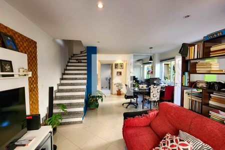 Sala de casa de condomínio para alugar com 3 quartos, 155m² em Butantã, São Paulo